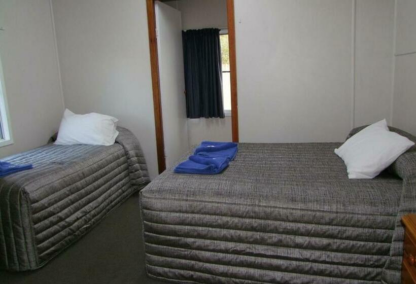 Quarto Basic, Acacia Motel