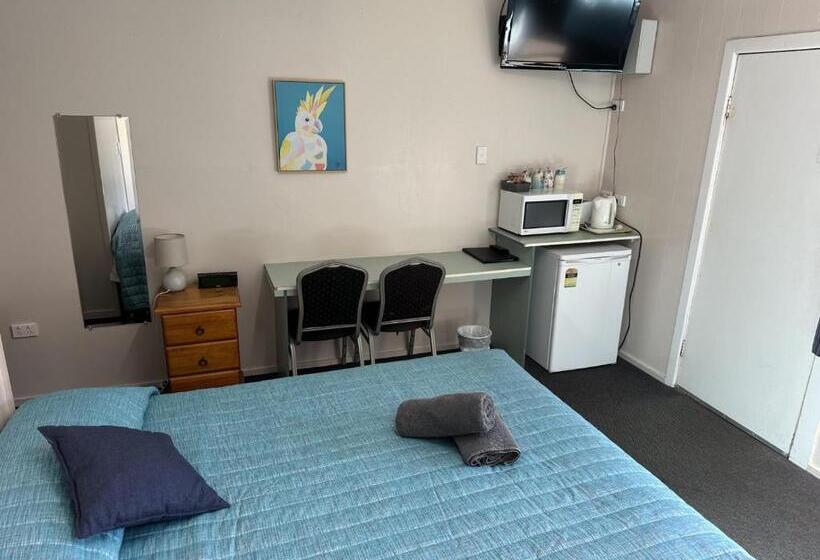 패밀리 룸, Acacia Motel