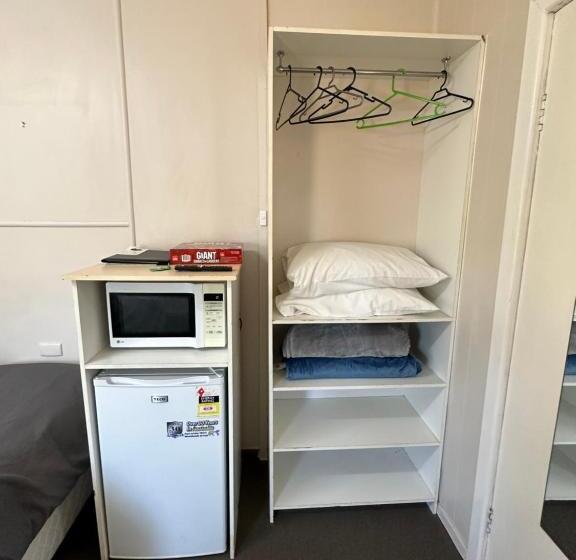 Quarto Basic, Acacia Motel