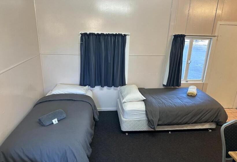 패밀리 룸, Acacia Motel