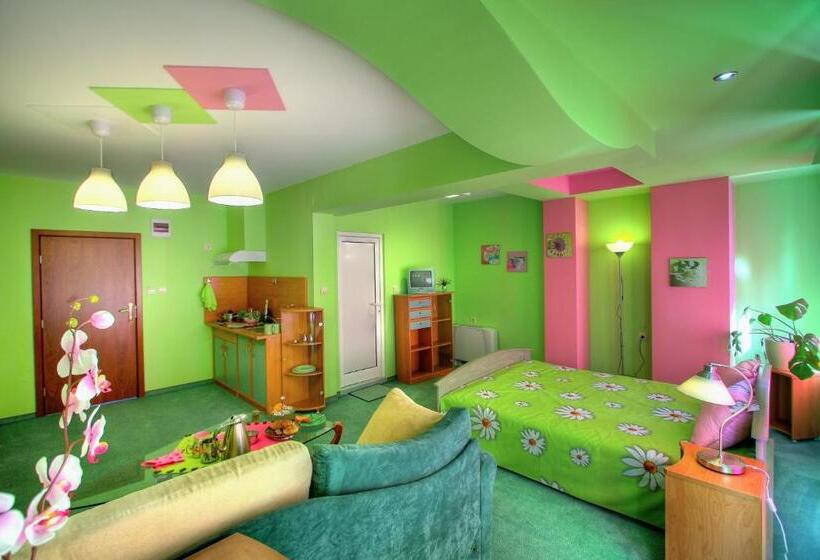 استودیوی استاندارد, Family Hotel Mania
