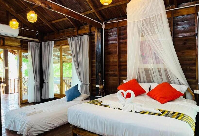 キングサイズベッドのスタンダードルーム, บ้านสวนแก้วคำแพง Baan Suan Kaew Khampaeng