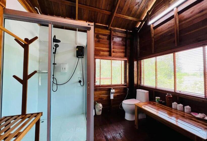 キングサイズベッドのスタンダードルーム, บ้านสวนแก้วคำแพง Baan Suan Kaew Khampaeng