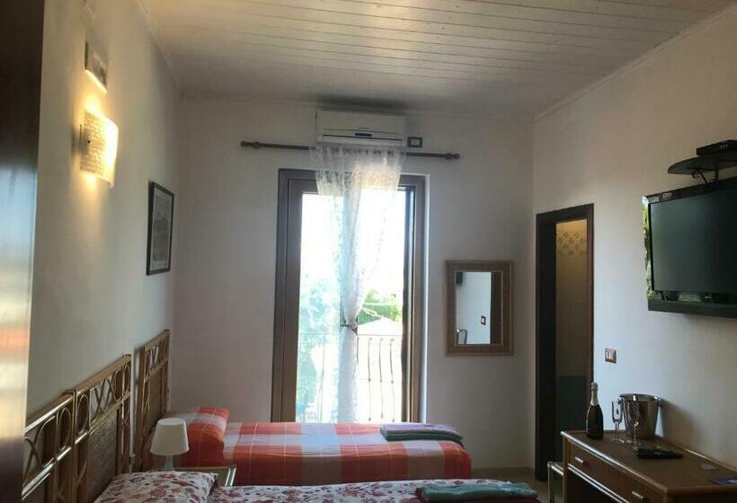 Трехместный Номер Стандарт с Балконом, Casa Elvira