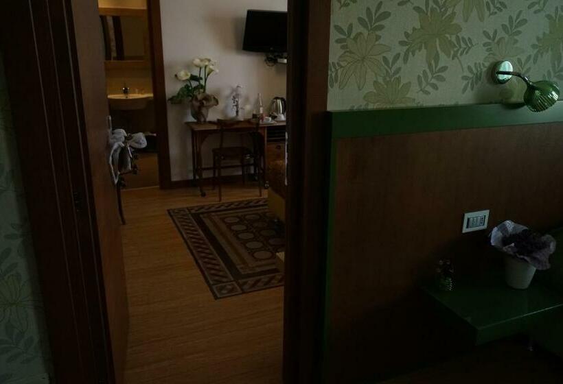آپارتمان یک خوابه با دری مشترک که هال را جدا می کند., Residenza Mordini