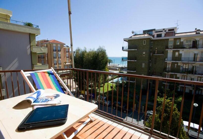 استودیو استاندارد با چشمانداز استخر, Ligure Residence