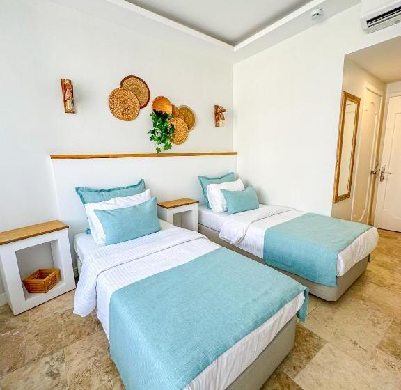 Семейный Номер, Mavi Cam Hotel Ayvalik