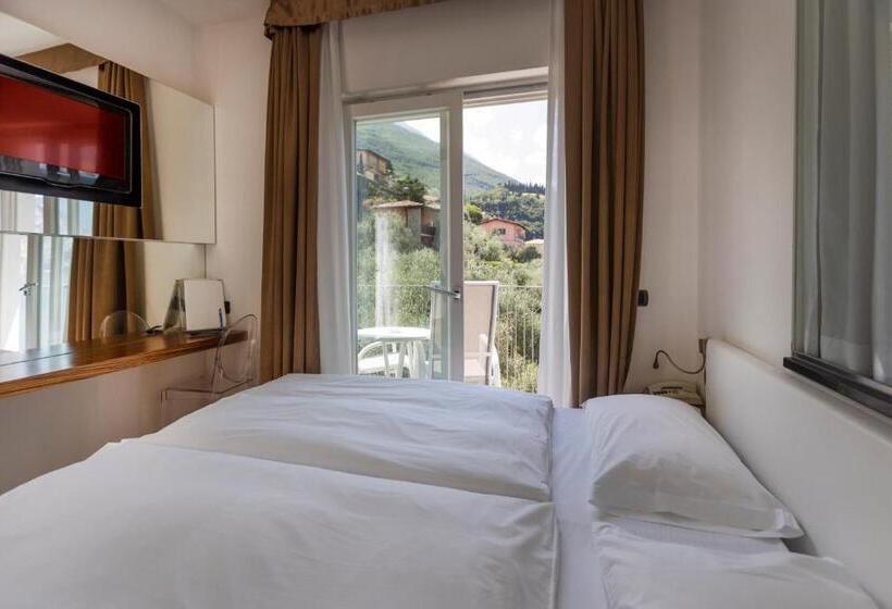 Quarto Triplo Estandar com Vistas, Capri