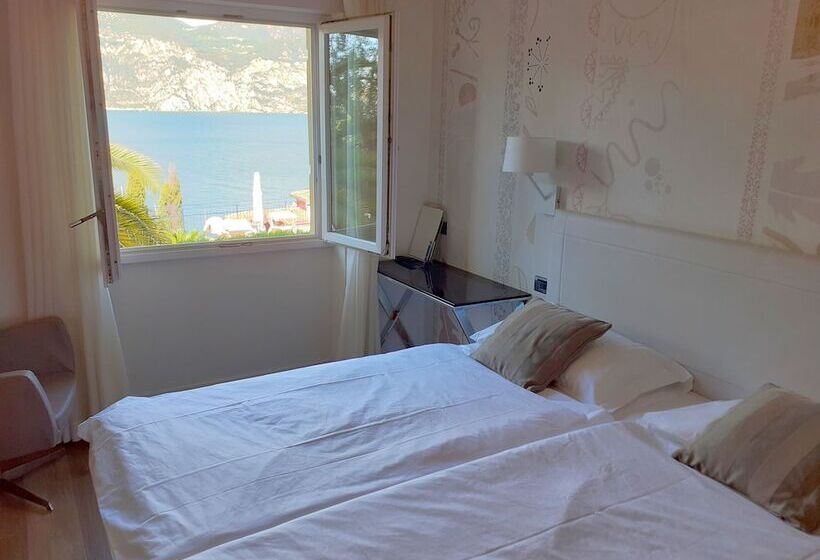 标准三人间, Capri
