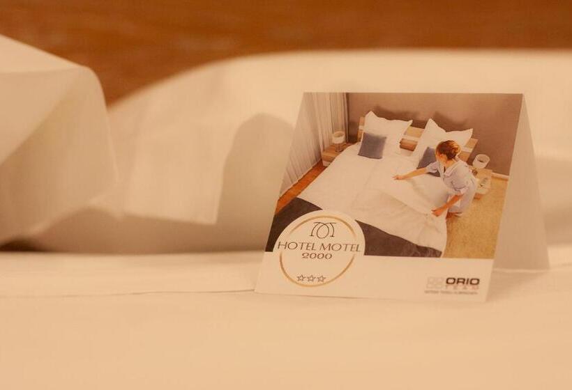 חדר סטנדרט לשלושה, Motel 2000