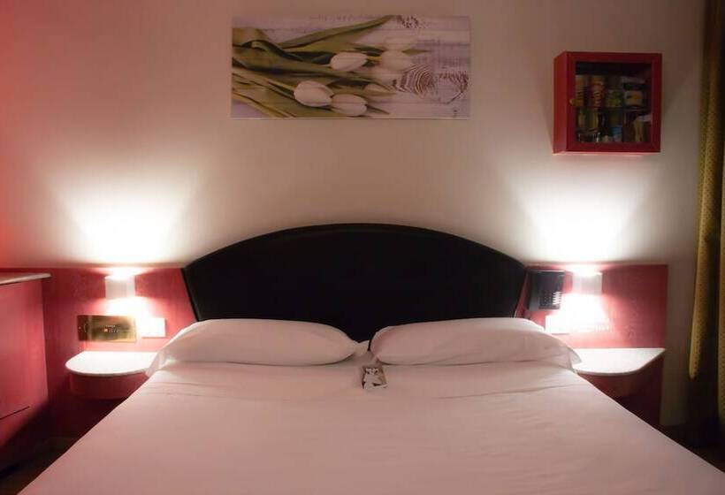 חדר סטנדרט לשלושה, Motel 2000