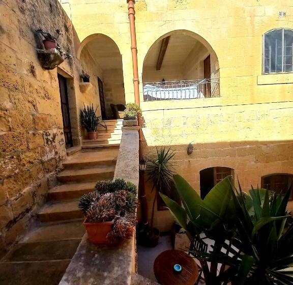 اتاق استاندارد سه تخته با چشم‌انداز باغ, Majsi Indoor Heated Pool B&b