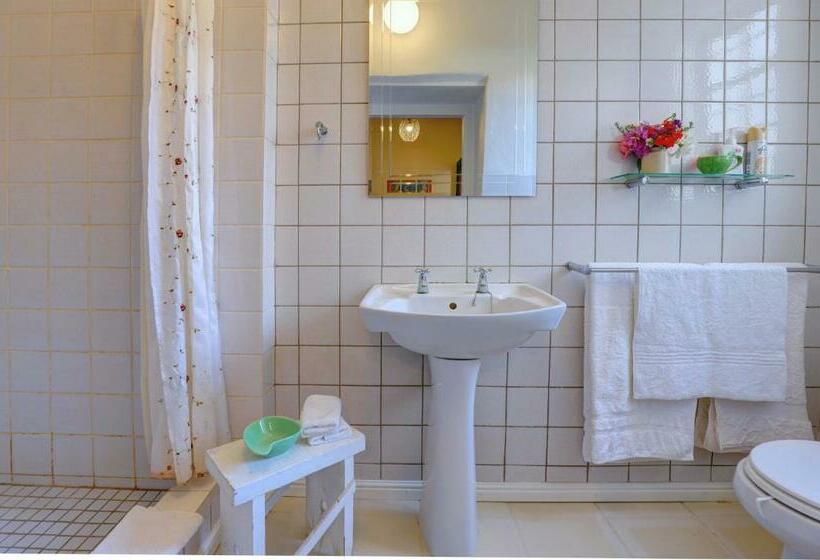 Семейный Номер, 81 On Church Guest House