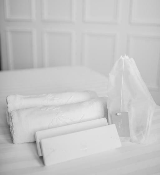 غرفة ديلوكس, Creator