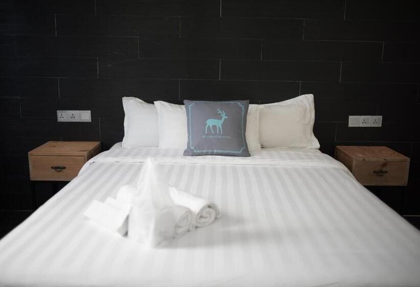 جناح ديلوكس, Creator