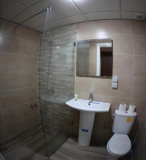 اتاق لوکس با چشم‌انداز شهر, Hôtel Des Lilas