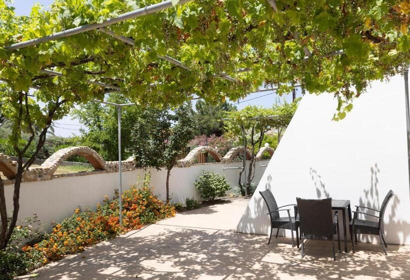 Трехместный Номер Стандарт Вид на Сад, Villa Helga Exotic