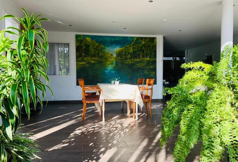اتاق لوکس سه تخته, Villa Famiri Boutique