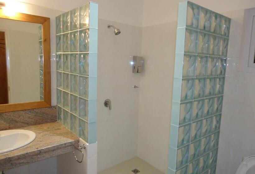 اتاق استاندارد سه نفره, Marie Laure Suites