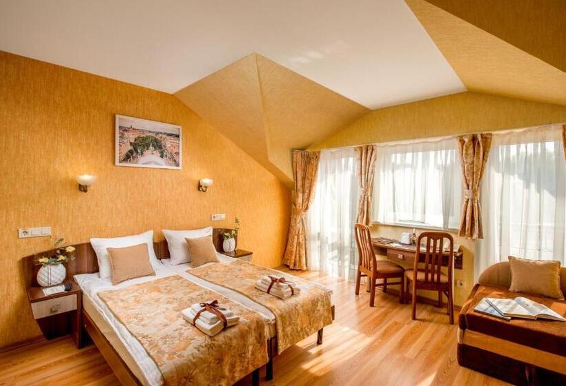 Economy Triple Room, &spa Pysanka, готель писанка, 3 сауни та джакузі   індивідуальний відпочинок у спа