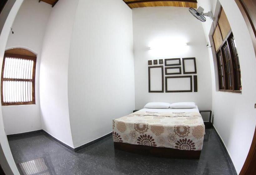 标准间, Hostel First