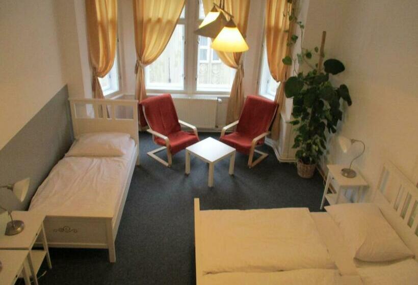 اتاق استاندارد چهارنفره با سرویس بهداشتی مشترک, Hostel Franz Kafka
