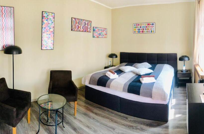 اتاق استاندارد با تخت بزرگ, Dům U Pikové Desítky