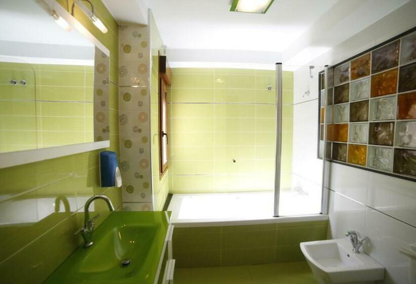 标准三人间共用浴室, Zendoira   Hostel