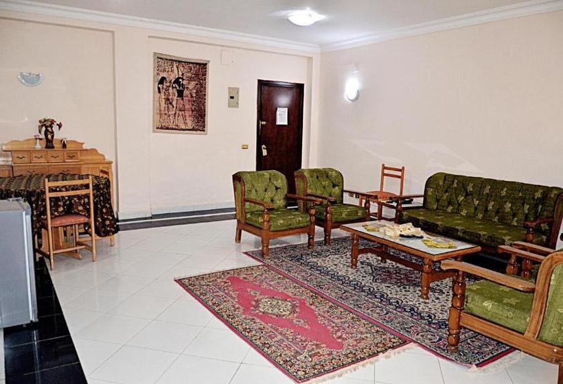 سوئیت با چشم‌انداز رودخانه, Minya Compound Of The Armed Forces