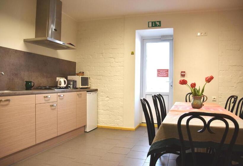 اتاق خانوادگی با سرویس بهداشتی مشترک, Saare Automatic Hostel