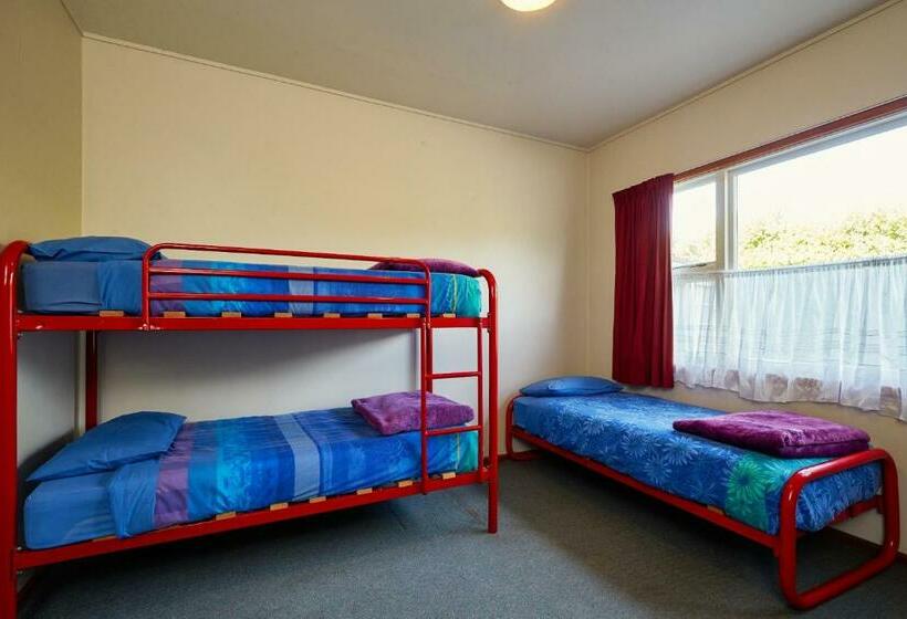 Кровать в Общей Комнате, Dolphin Lodge