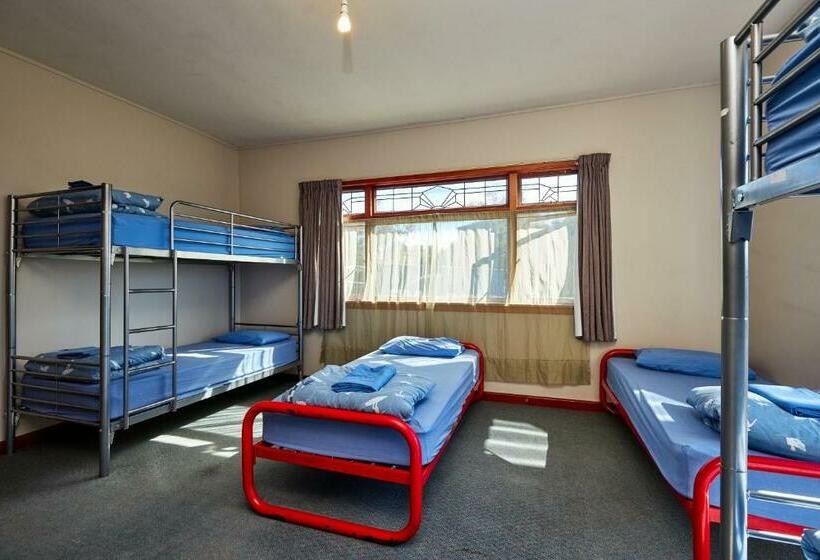 Кровать в Общей Комнате, Dolphin Lodge