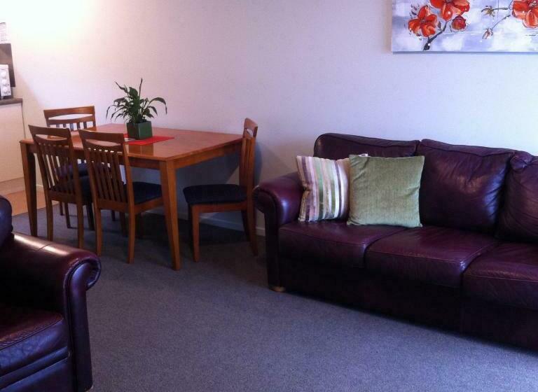 패밀리 룸, Darfield Motel