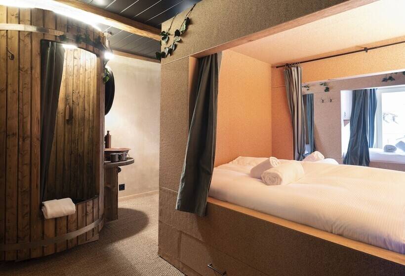Семейный Номер, Peanut Medieval Lodge
