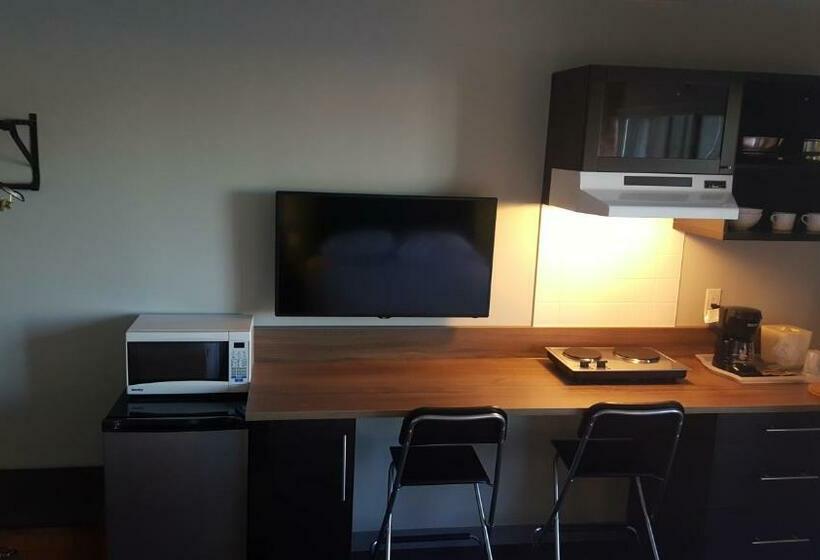 带特大床的标准间, Home Away Inn