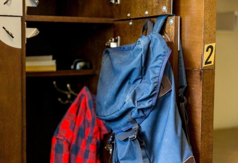 Кровать в Многоместном Номере с Общей Ванной, Hi Whistler   Hostel