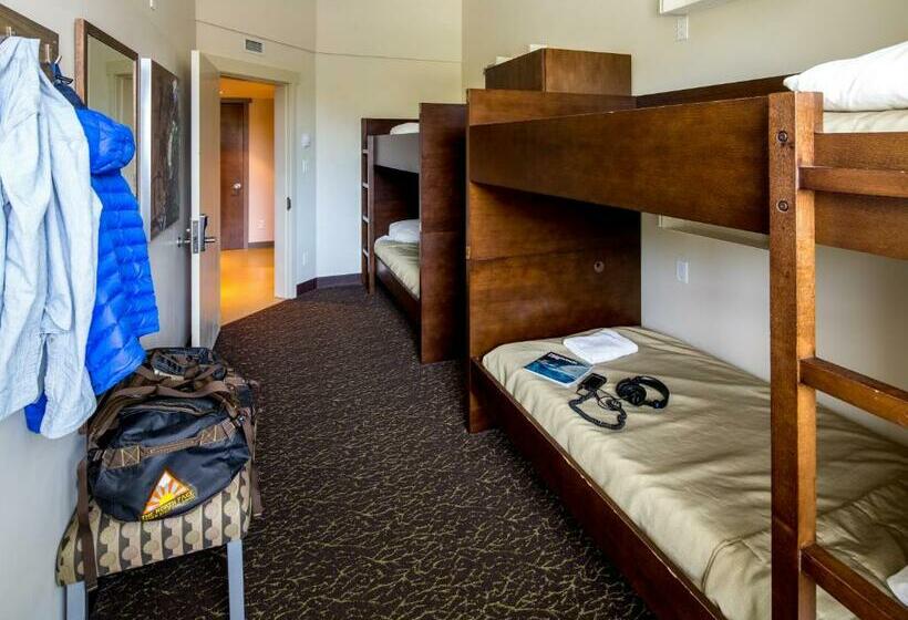Кровать в Общей Комнате, Hi Whistler   Hostel