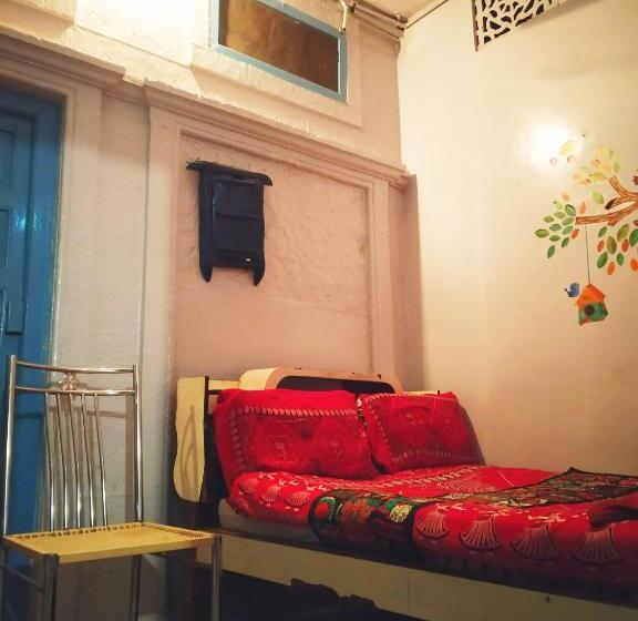 经济房, Bob Hostel