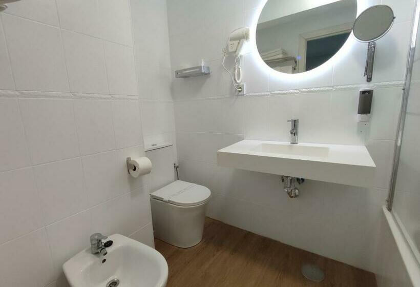 Номер Стандарт Трехместный, Hostal Lucy