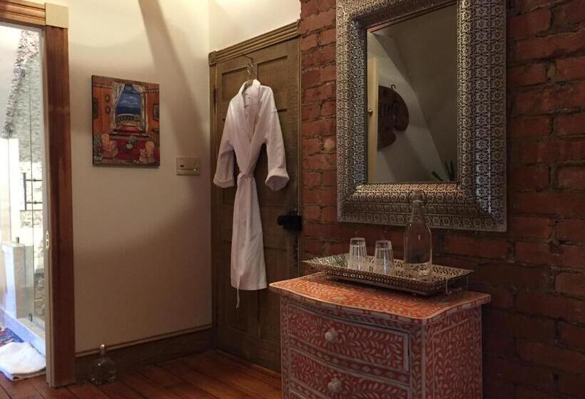 اتاق سوپریور با تخت دو نفره بزرگ, 10 Clarke