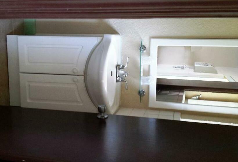 带2个双人床的标准工作室, Campbell Motel