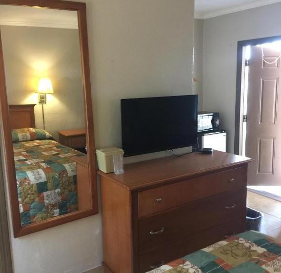 带2个双人床的标准工作室, Campbell Motel
