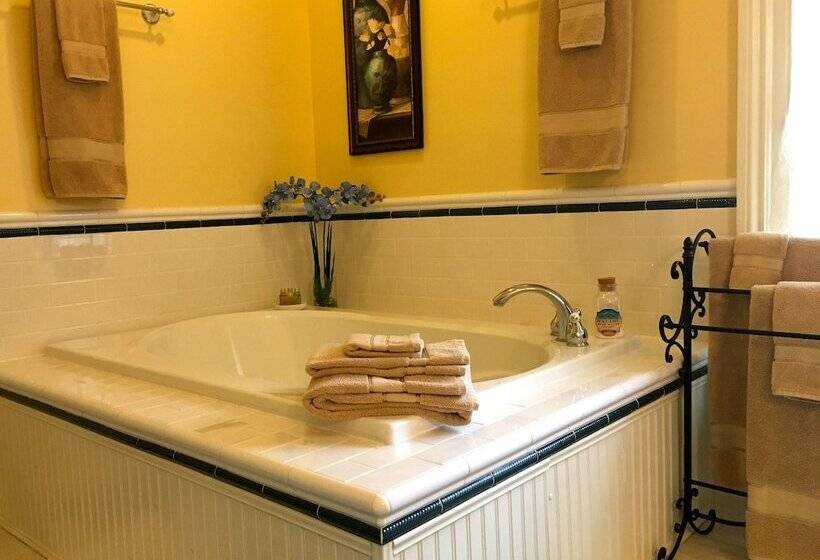 带大床的套房, Center Harbor Sutton House B & B