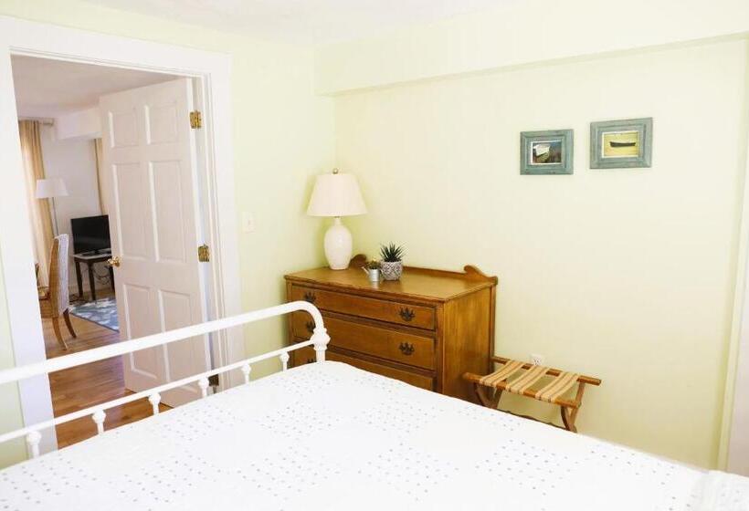 Люкс Боковой Вид на Море, An English Garden Bed & Breakfast