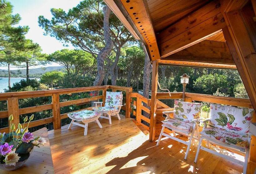 سوییت سوپریور با چشم‌انداز دریا, La Bussola Beach