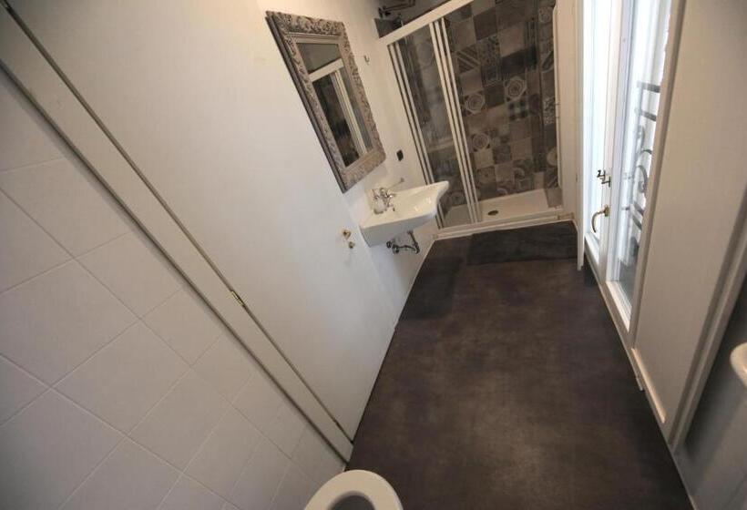 اتاق استاندارد سه تخته با سرویس بهداشتی مشترک, Dopa Hostel