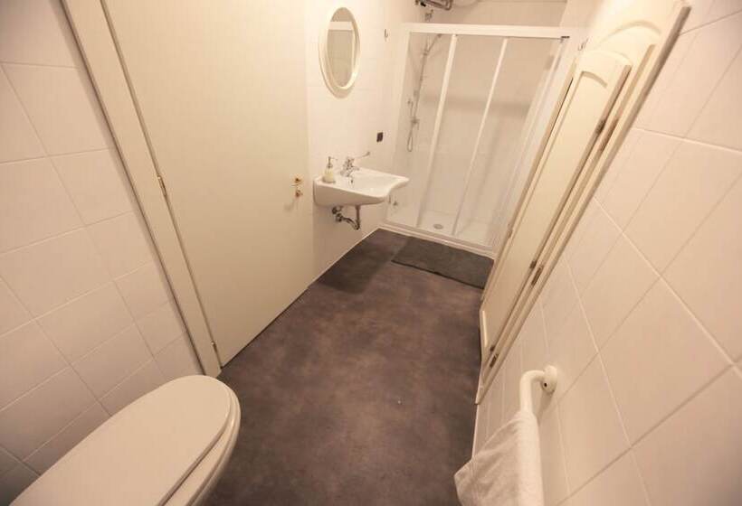 اتاق استاندارد سه تخته با سرویس بهداشتی مشترک, Dopa Hostel