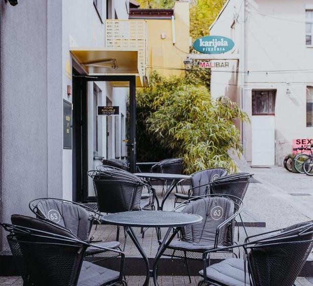 带阳台标准四人间, Private Rooms At Hostel63