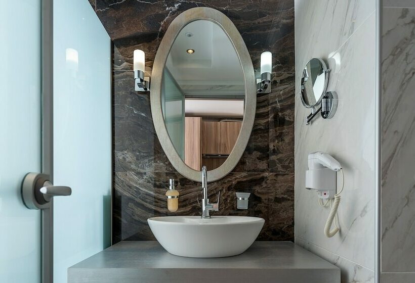 استودیوی لوکس, Dionysos Hotel & Suites