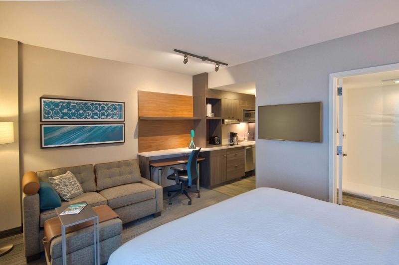 带大床的标准工作室, Towneplace Suites By Marriott Miami Airport